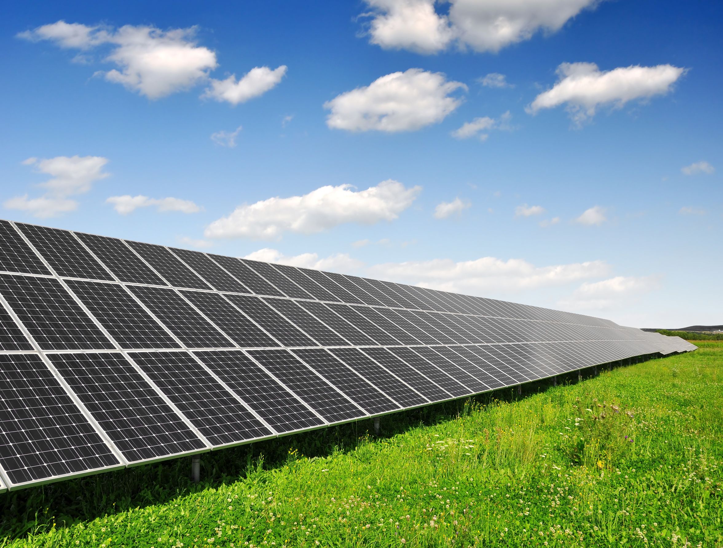 17263606-solar-energy-panels-against-blue-sky-panel