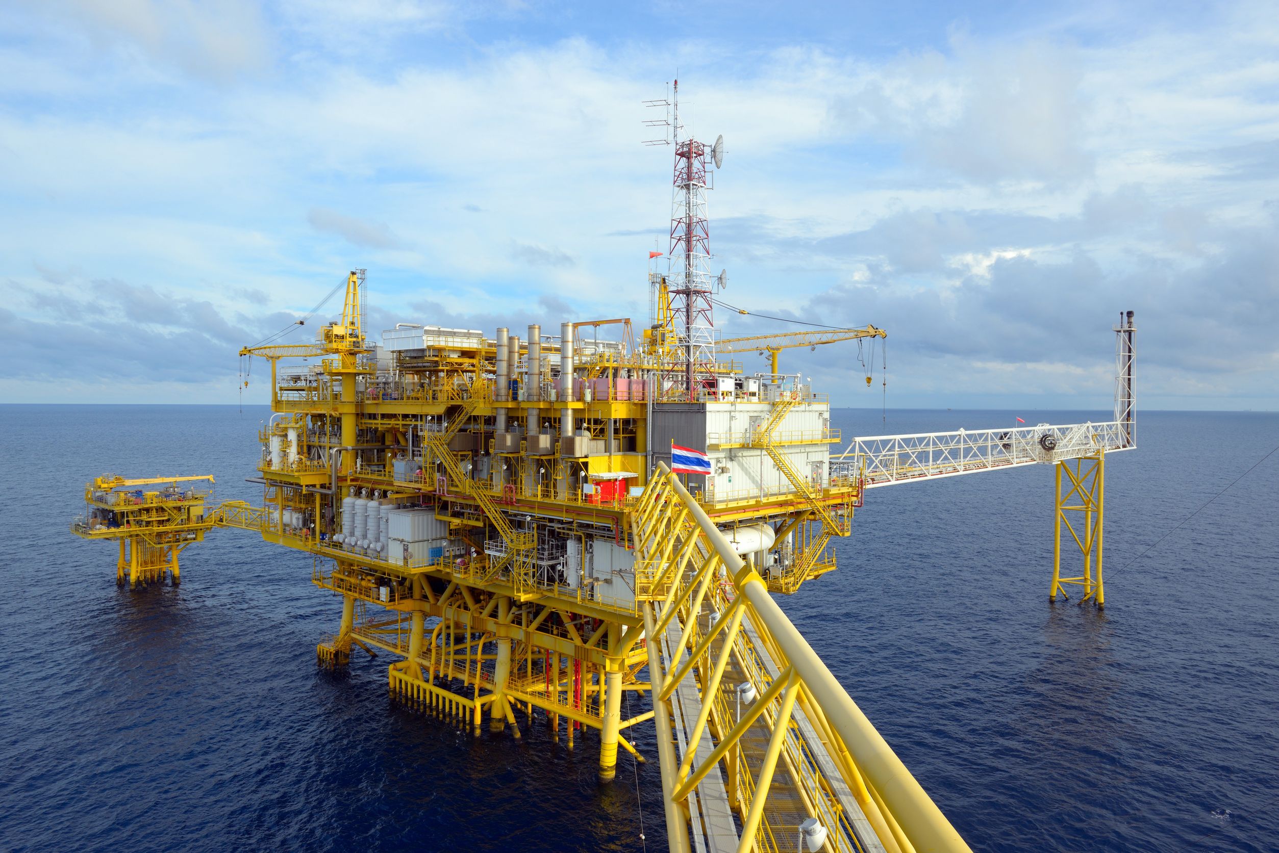 17909989-the-offshore-oil-rig-in-the-gulf-of-thailand-gas